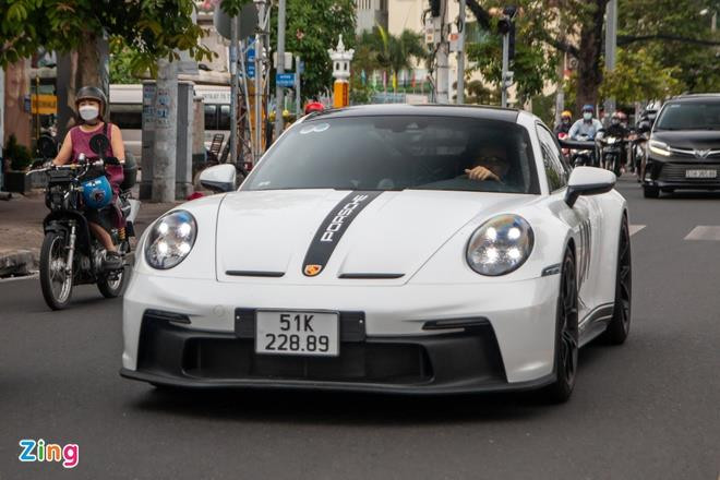 Ông Đặng Lê Nguyên Vũ cầm lái Porsche 911 GT3 hàng hiếm tại TP.HCM - 2