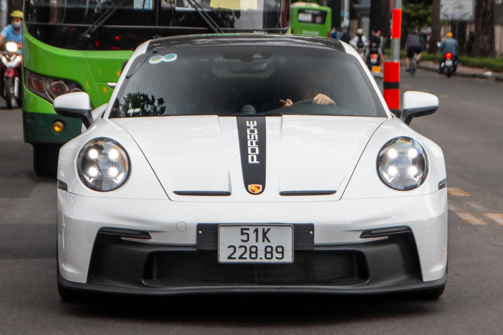 Ông Đặng Lê Nguyên Vũ cầm lái Porsche 911 GT3 hàng hiếm tại TP.HCM - 11