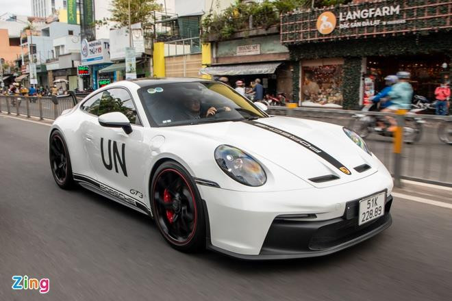 Ông Đặng Lê Nguyên Vũ cầm lái Porsche 911 GT3 hàng hiếm tại TP.HCM - 1