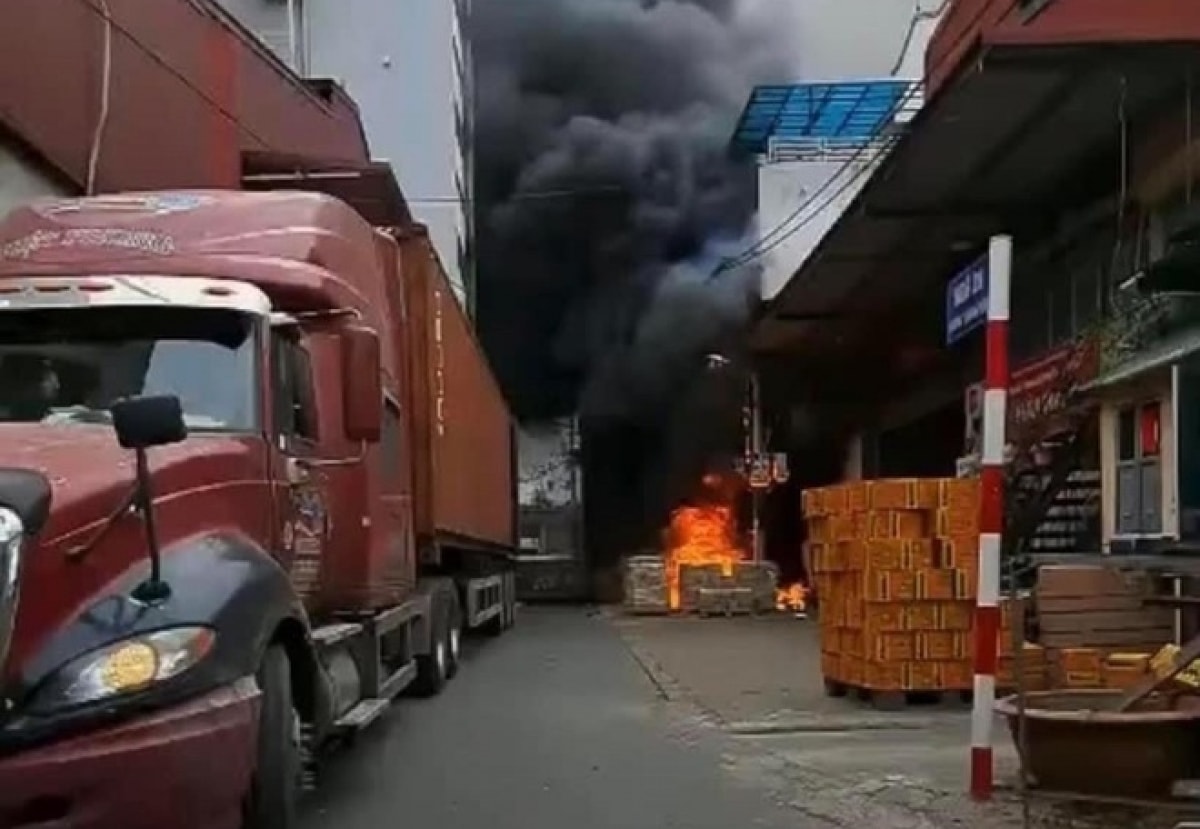 cua hang kinh doanh bep gas chay ngun ngut o ha noi hinh anh 1