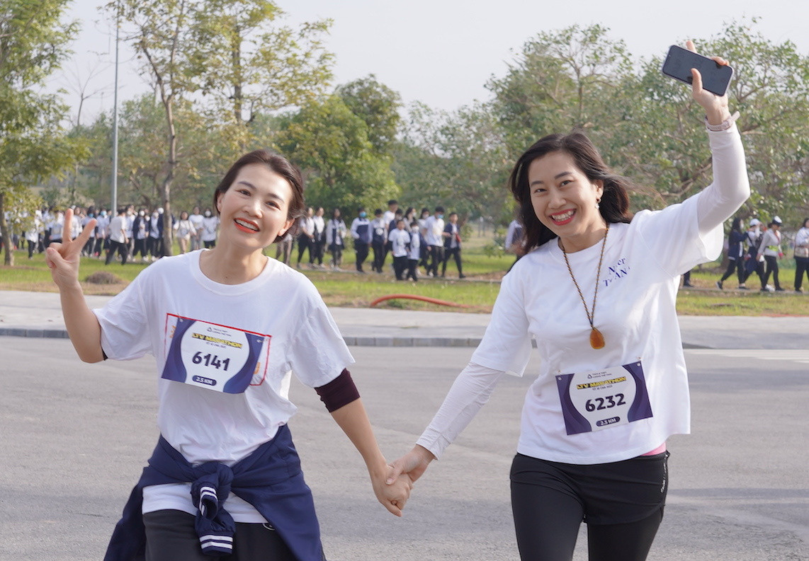 Học sinh Hà Nội gói gần 2.500 bánh chưng, gây quỹ ủng hộ trẻ em vùng cao - 1