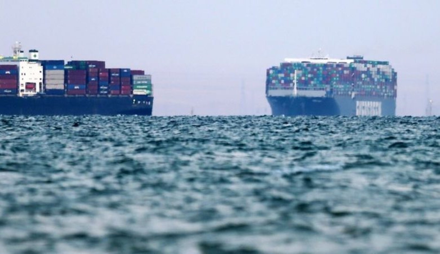 Tàu chở ngũ cốc Ukraine mắc cạn ở kênh đào Suez - 1