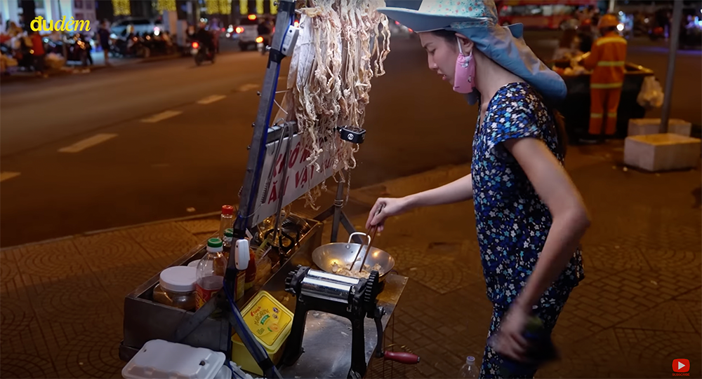 Hoa hậu Thùy Tiên mặc đồ bộ bán khô mực đêm Sài Gòn - 2