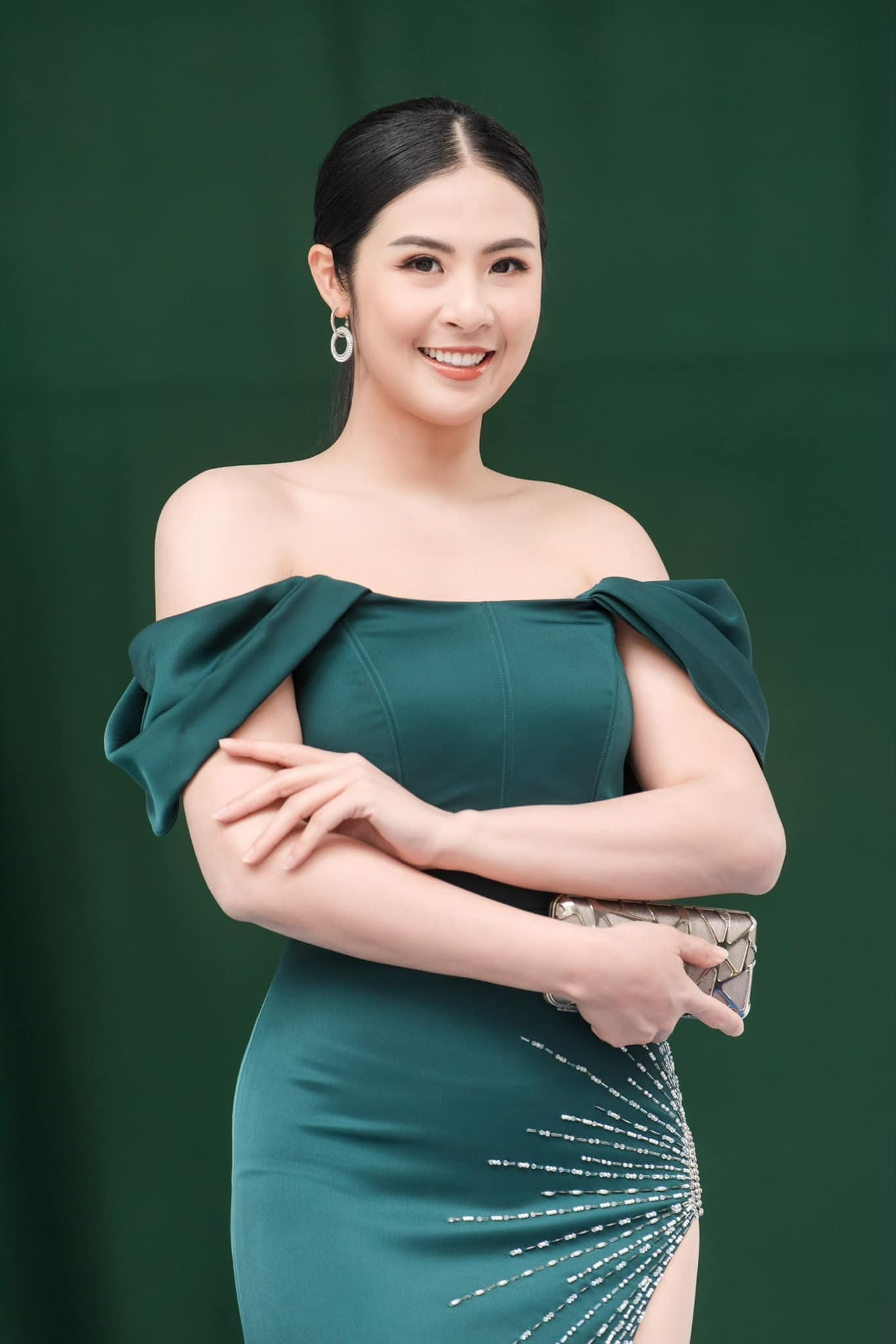 Hoa hậu Việt và những lần bị chỉ trích 'có hành vi không phù hợp'  - 4