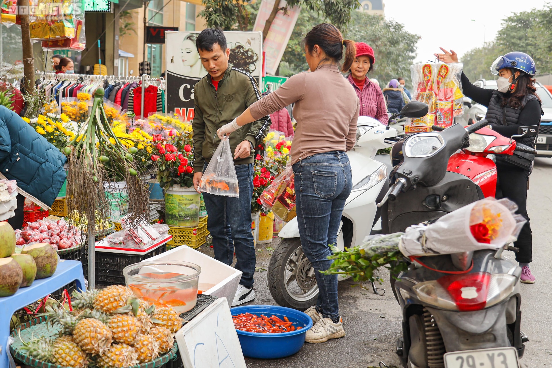 Thị trường đồ cúng ông Công, ông Táo sôi động, giá vừa túi tiền - 9