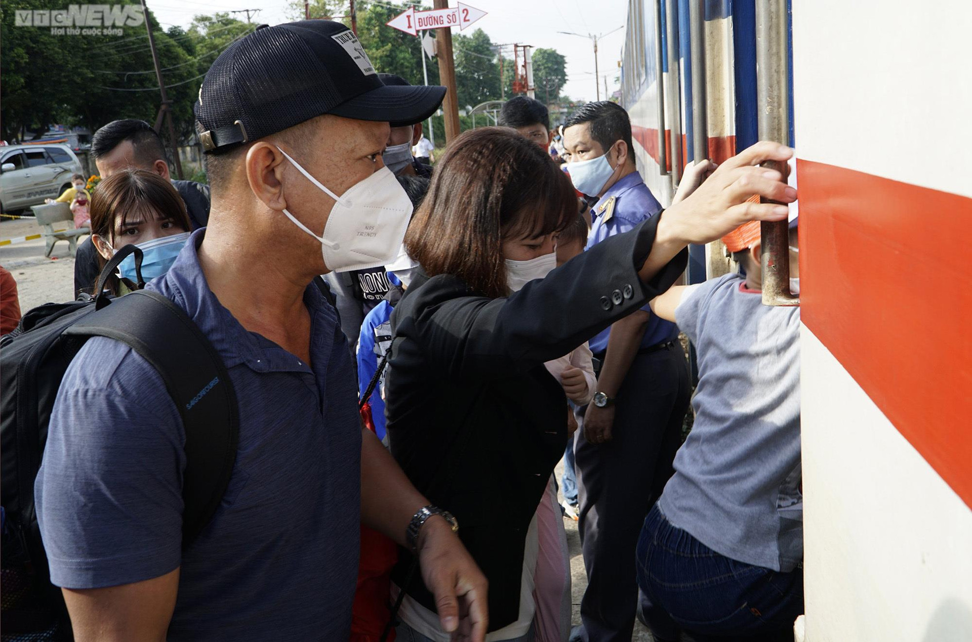 Ga Sài Gòn đông đúc, nhiều khách đến trước hàng tiếng chờ tàu về quê đón Tết - 9
