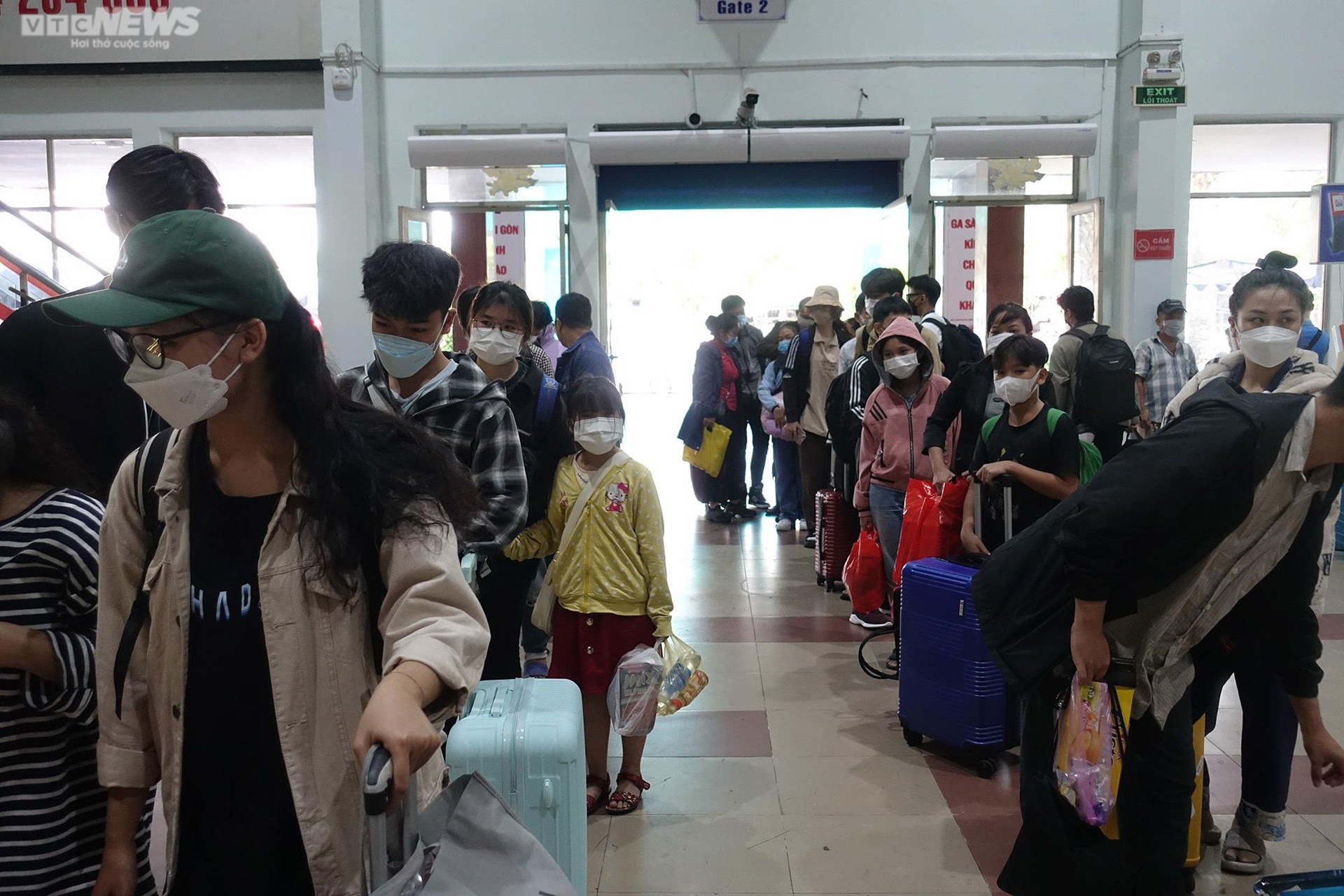 Ga Sài Gòn đông đúc, nhiều khách đến trước hàng tiếng chờ tàu về quê đón Tết - 3
