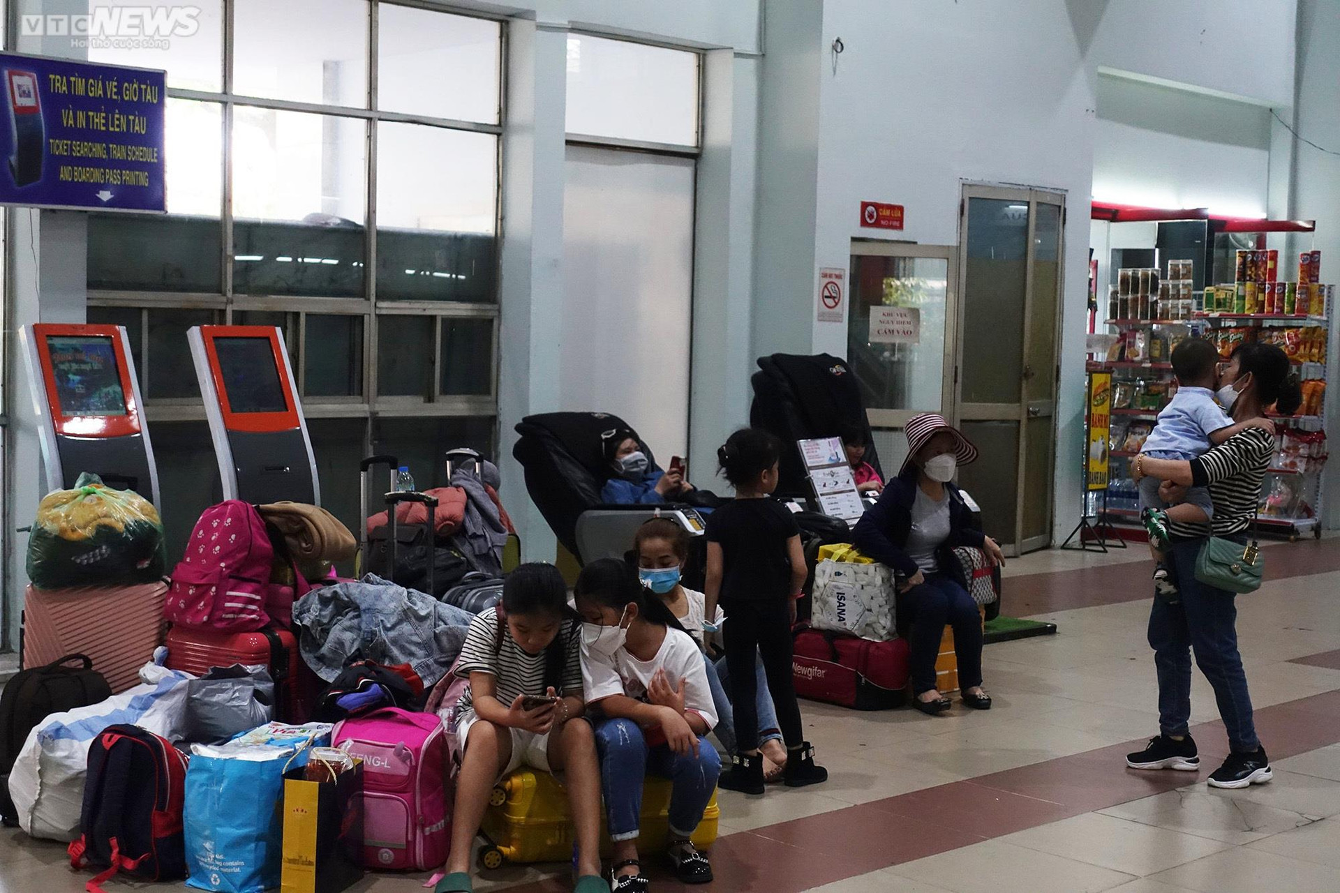 Ga Sài Gòn đông đúc, nhiều khách đến trước hàng tiếng chờ tàu về quê đón Tết - 7