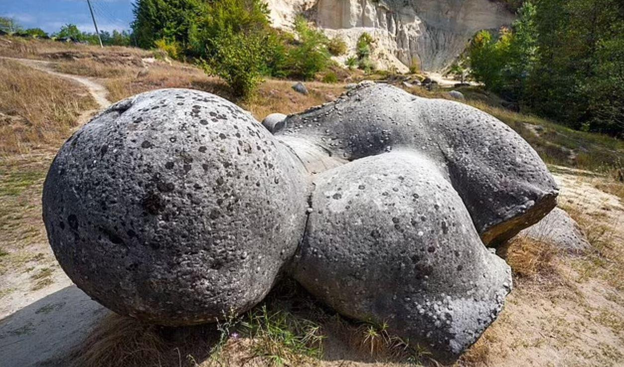 Những tảng đá bí ẩn biết ‘sinh nở’ ở Romania  - 1