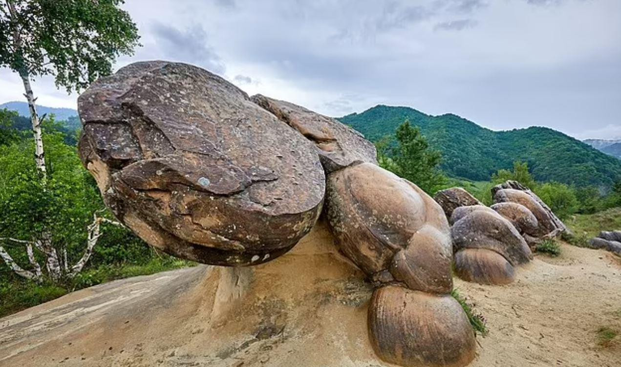Những tảng đá bí ẩn biết ‘sinh nở’ ở Romania  - 2