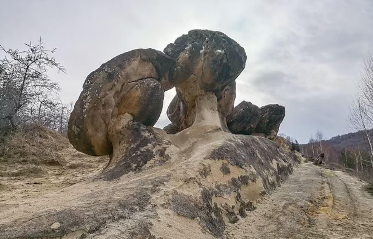 Những tảng đá bí ẩn biết ‘sinh nở’ ở Romania  - 3