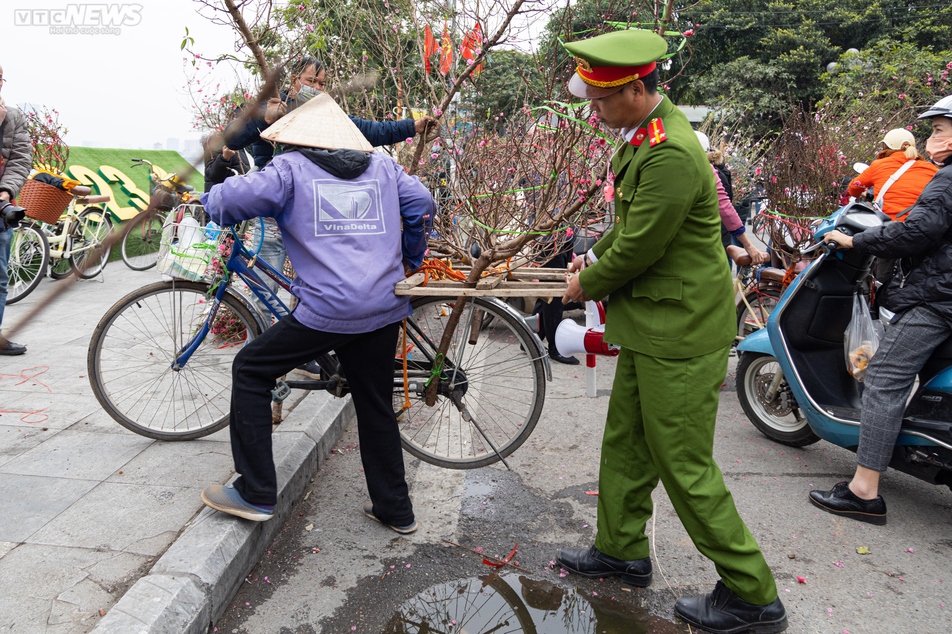 Hà Nội: Khách đổ xô đi mua đào, chợ hoa Lạc Long Quân chật kín chiều 27 Tết - 5