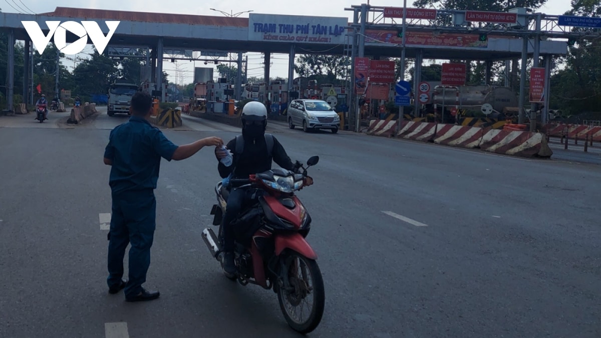 Am tinh nguoi qua chai nuoc, khan lanh tren duong ve que an tet hinh anh 2