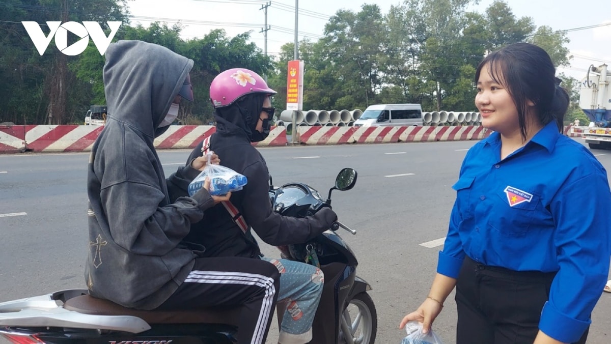 Am tinh nguoi qua chai nuoc, khan lanh tren duong ve que an tet hinh anh 1