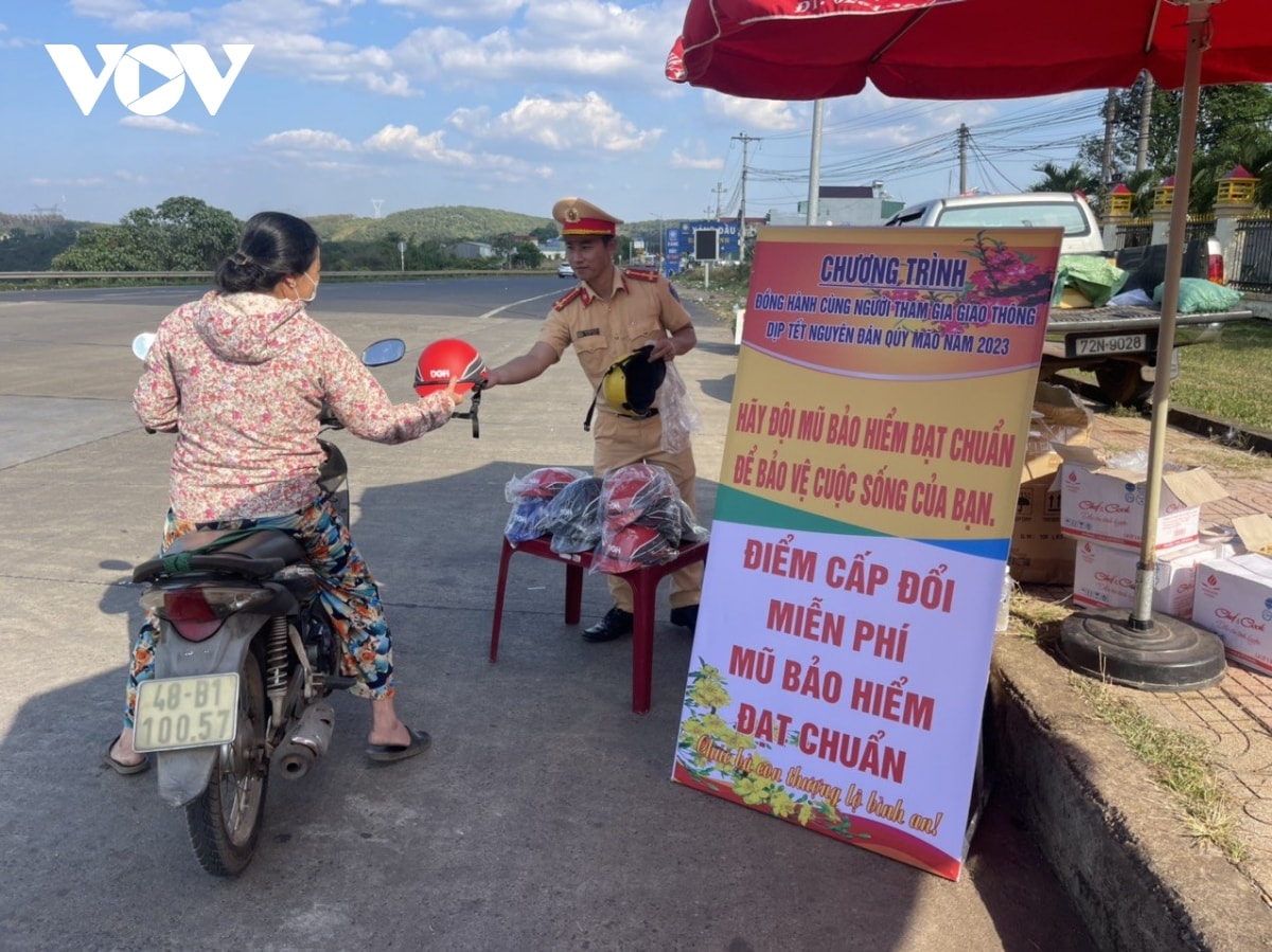csgt ca nuoc ho tro nguoi dan tren duong ve que an tet hinh anh 2