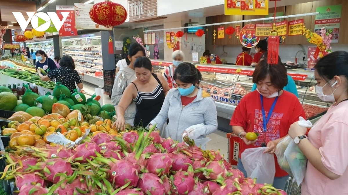 cho hoa tet o tp.hcm diu hiu, rau cu qua va trai cay hut hang hinh anh 3