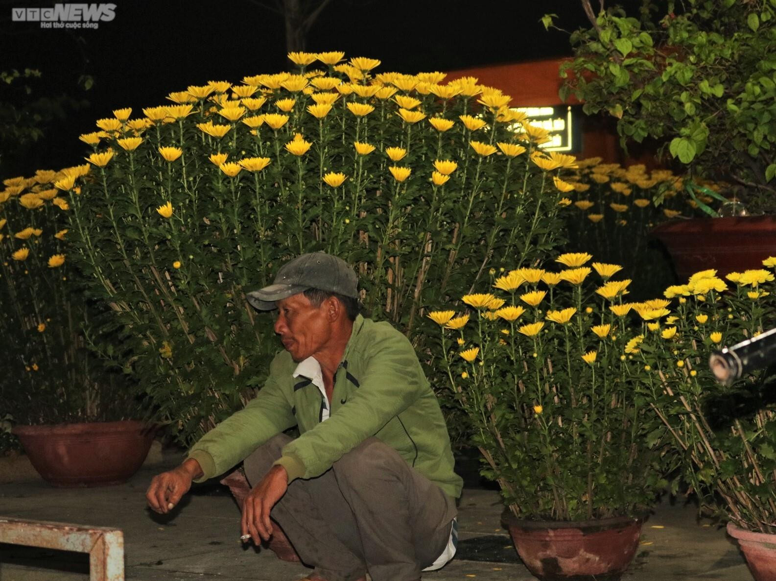 Đêm muộn 29 Tết, tiểu thương gắng gượng ngồi trong gió rét ngóng khách mua hoa - 3