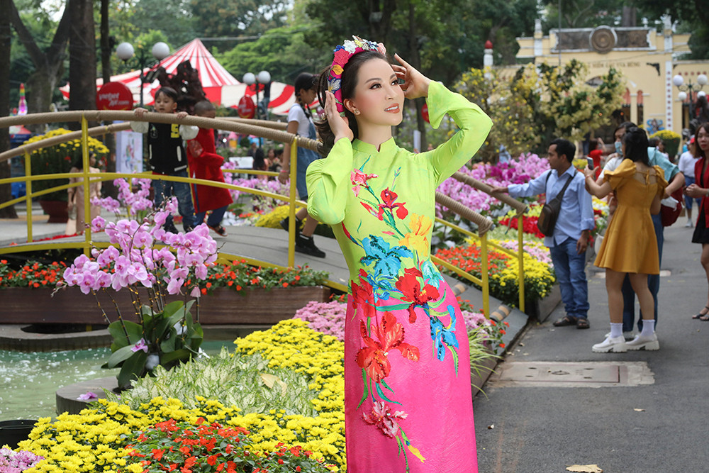 MC Thanh Mai trẻ đẹp diện áo dài dạo phố ngày cuối năm - 7