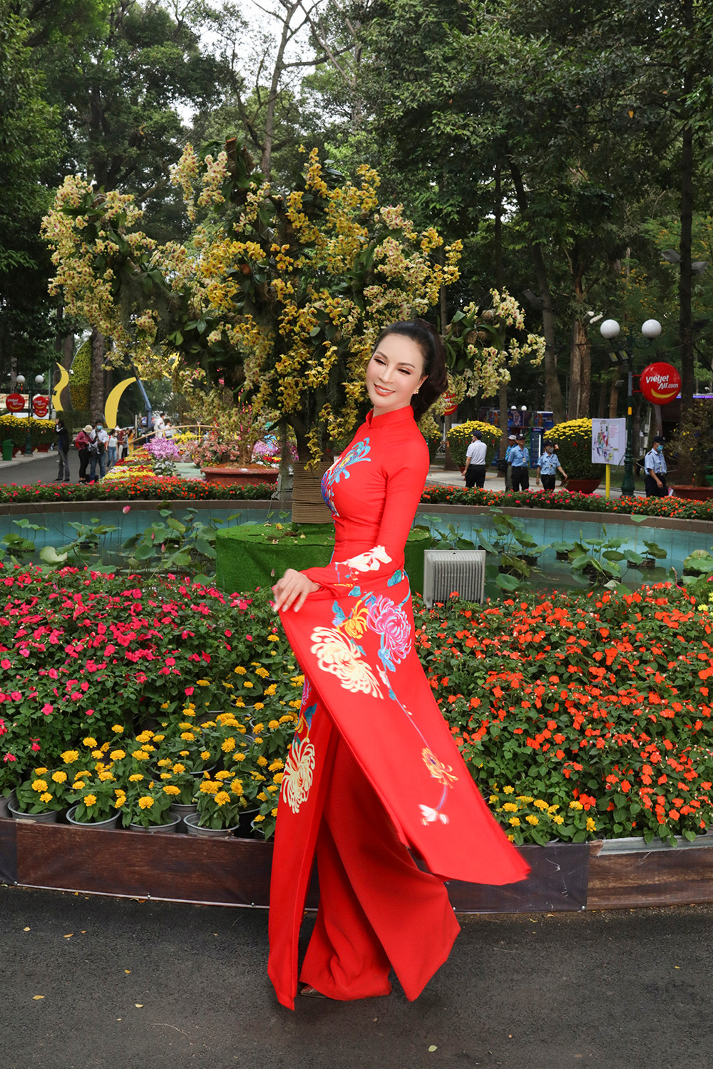 MC Thanh Mai trẻ đẹp diện áo dài dạo phố ngày cuối năm - 4