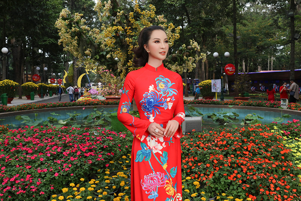 MC Thanh Mai trẻ đẹp diện áo dài dạo phố ngày cuối năm - 3