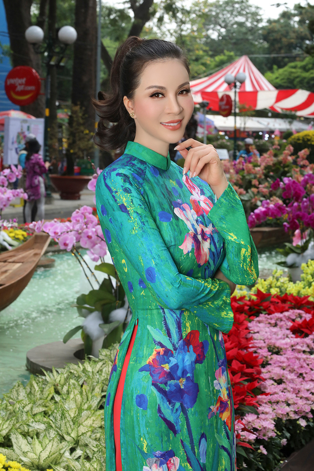 MC Thanh Mai trẻ đẹp diện áo dài dạo phố ngày cuối năm - 1
