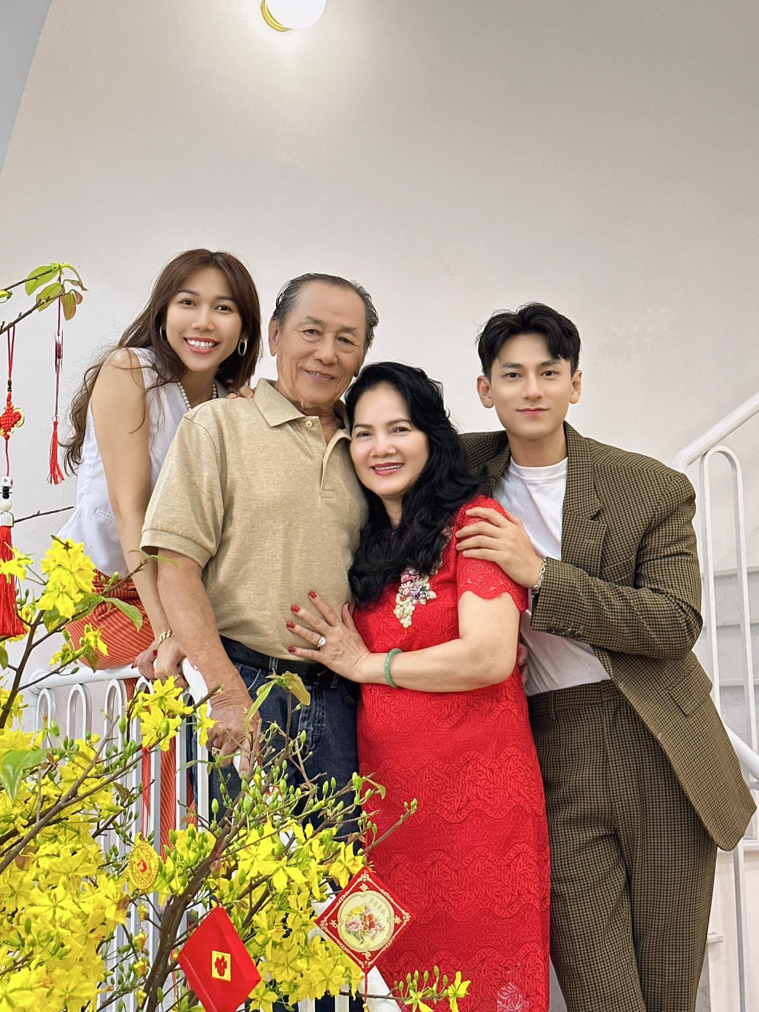 Sao Việt 24/1: Gia đình Xuân Hinh đi du xuân, Mai Phương Thúy trổ tài chặt gà - 4