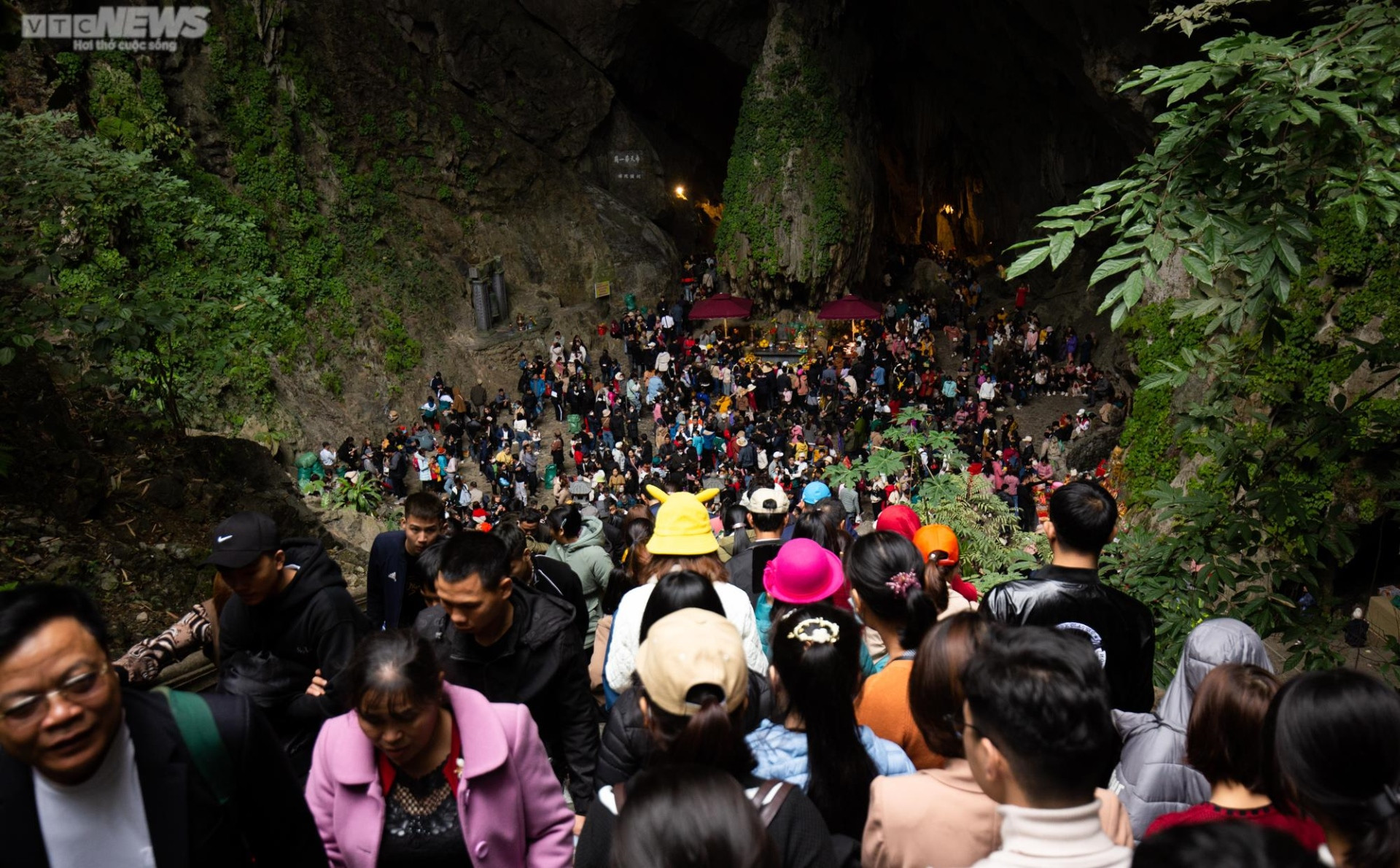 Hàng chục  nghìn du khách đội mưa rét trẩy hội chùa Hương ngày đầu năm - 13
