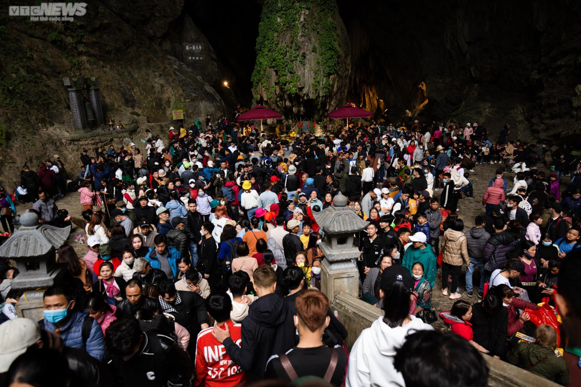 Hàng chục  nghìn du khách đội mưa rét trẩy hội chùa Hương ngày đầu năm - 15