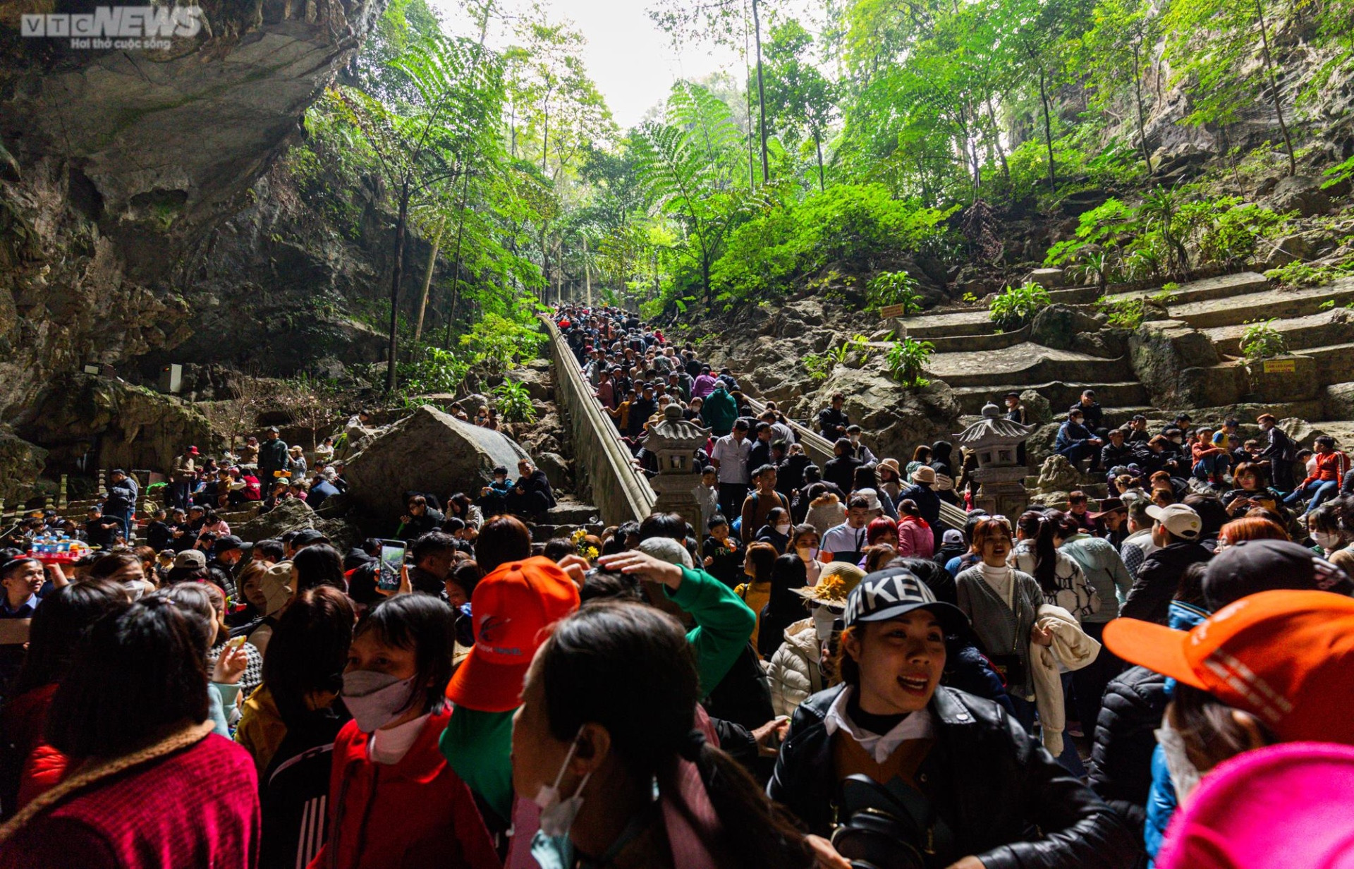 Hàng chục  nghìn du khách đội mưa rét trẩy hội chùa Hương ngày đầu năm - 16