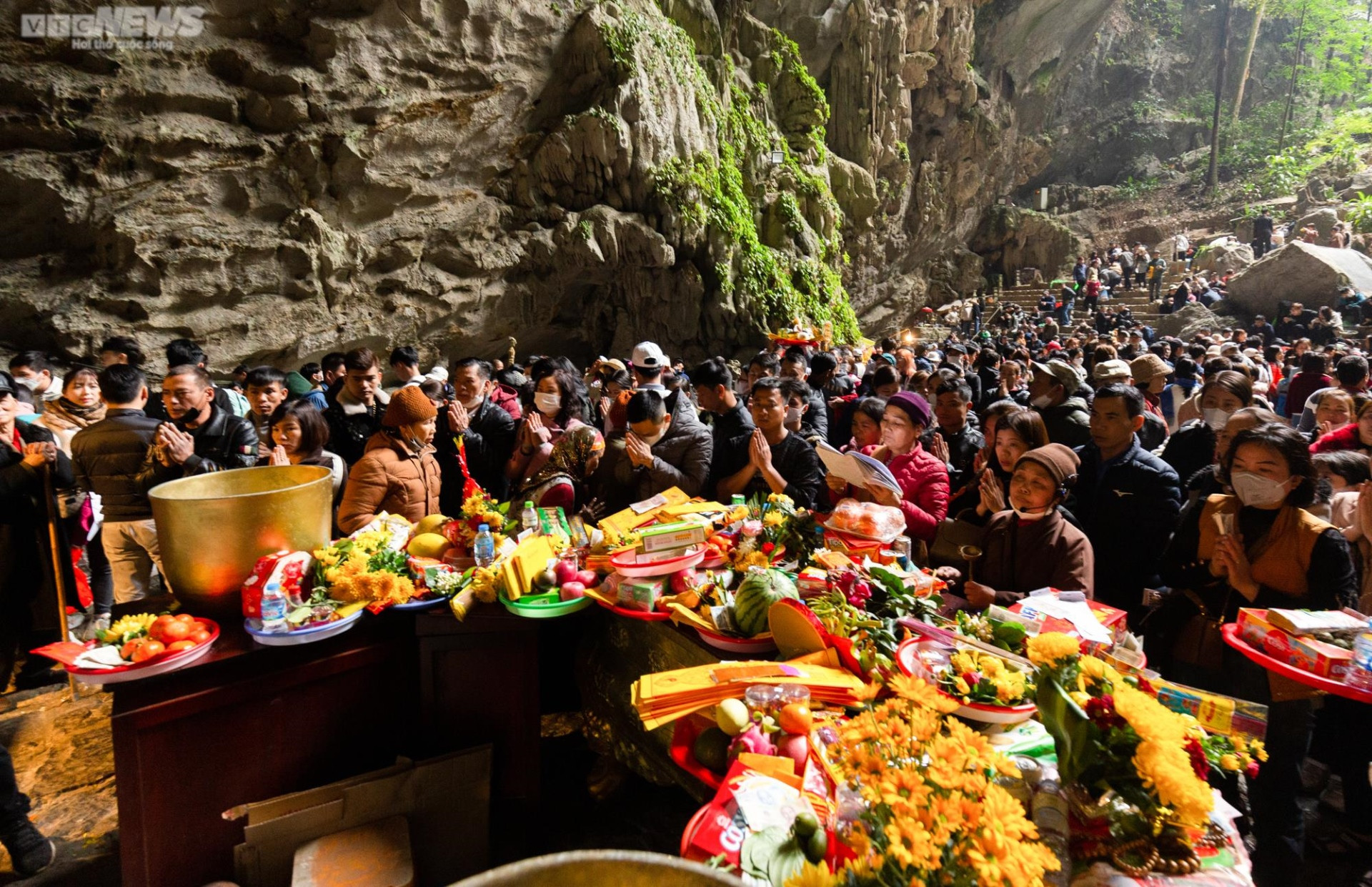 Hàng chục  nghìn du khách đội mưa rét trẩy hội chùa Hương ngày đầu năm - 14