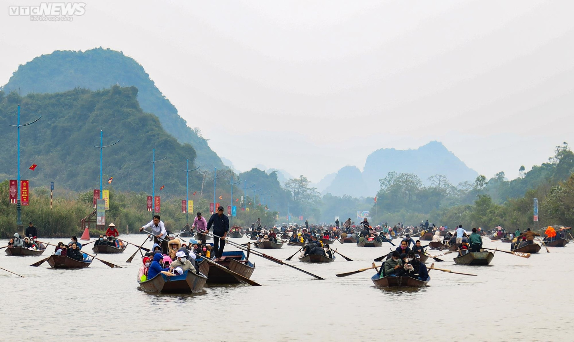 Hàng chục  nghìn du khách đội mưa rét trẩy hội chùa Hương ngày đầu năm - 3