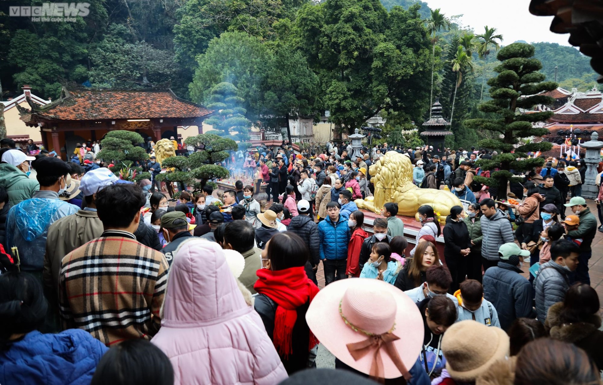Hàng chục  nghìn du khách đội mưa rét trẩy hội chùa Hương ngày đầu năm - 9