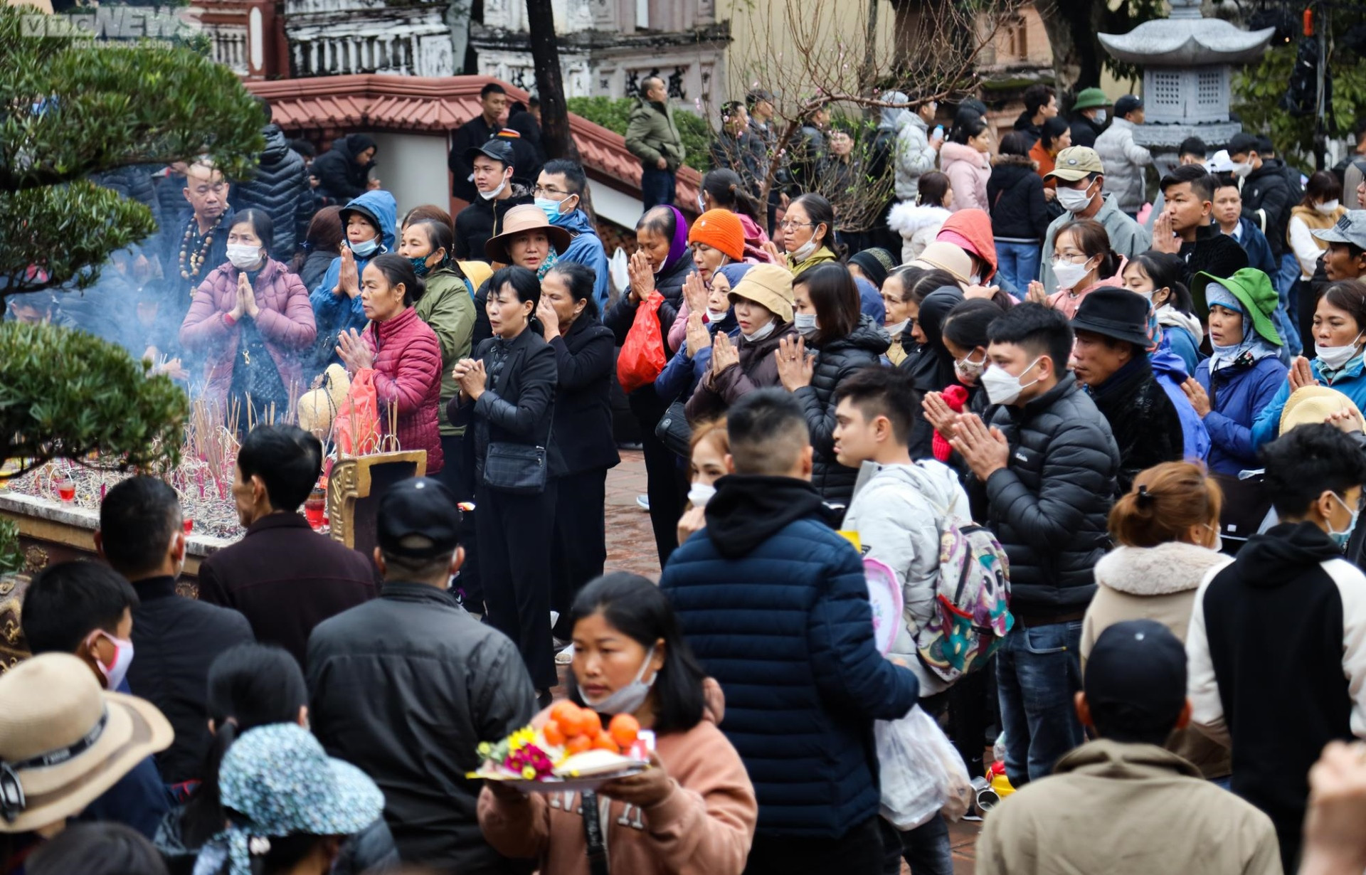 Hàng chục  nghìn du khách đội mưa rét trẩy hội chùa Hương ngày đầu năm - 8