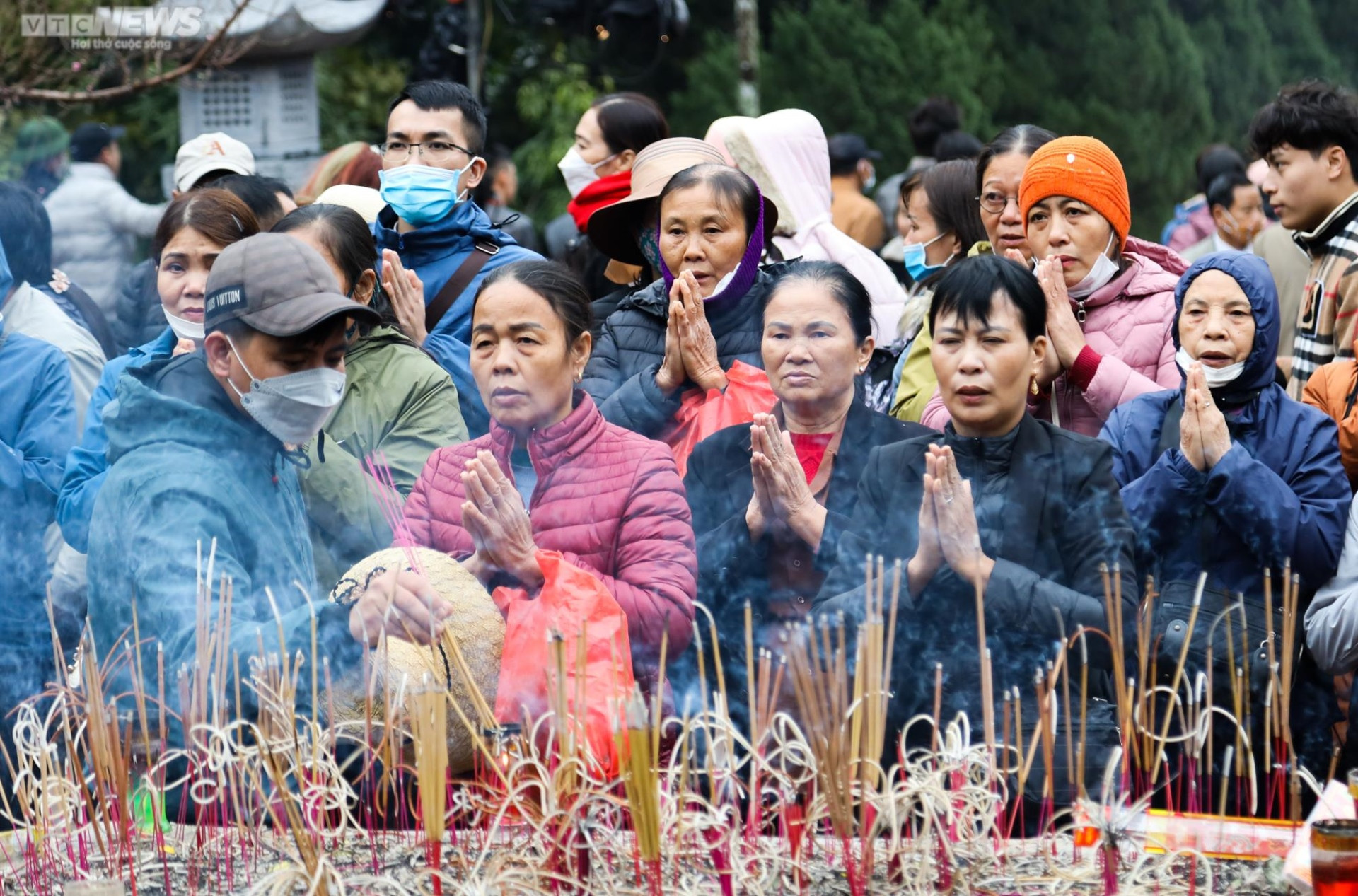 Hàng chục  nghìn du khách đội mưa rét trẩy hội chùa Hương ngày đầu năm - 7