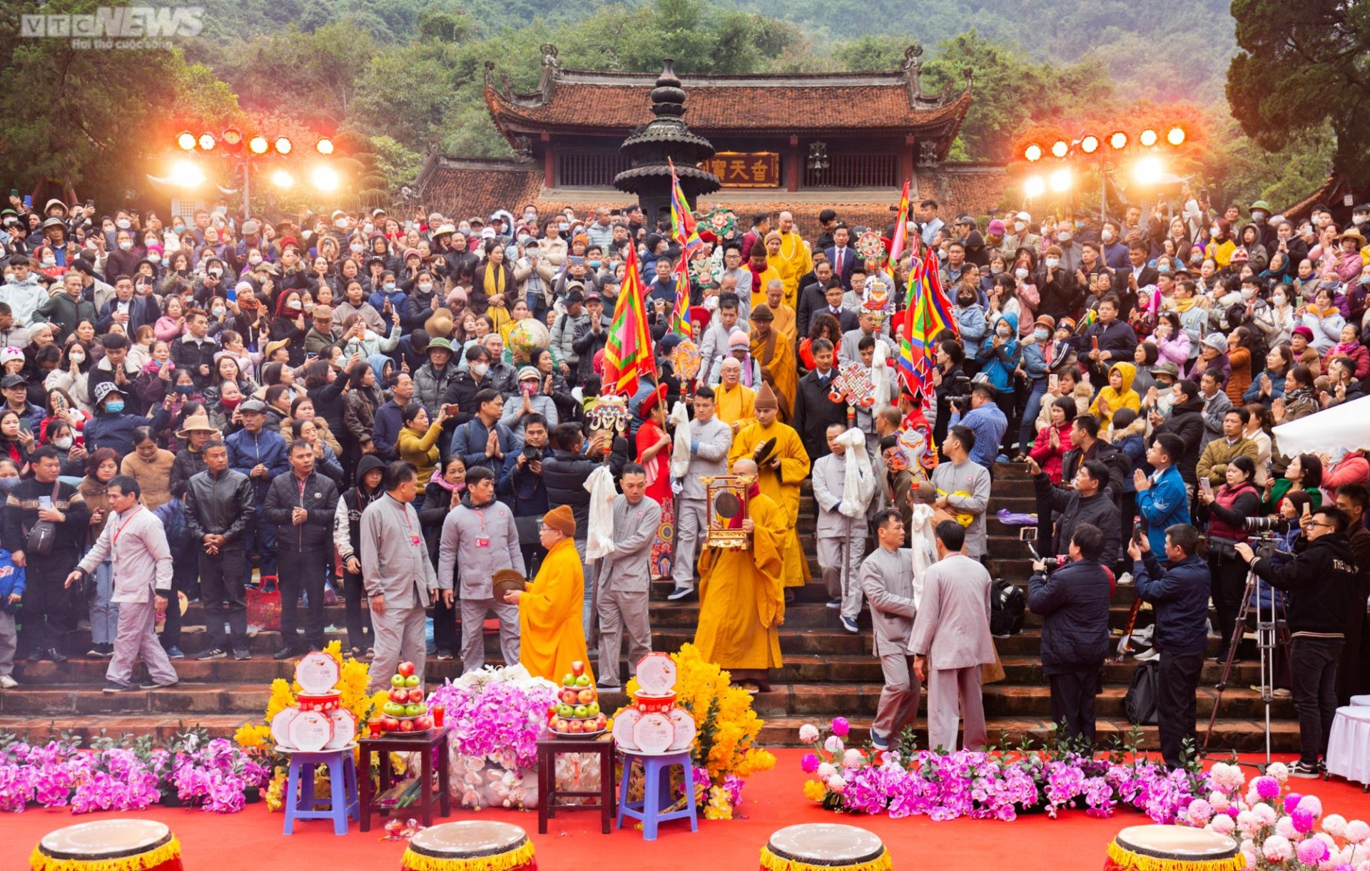 Hàng chục  nghìn du khách đội mưa rét trẩy hội chùa Hương ngày đầu năm - 4