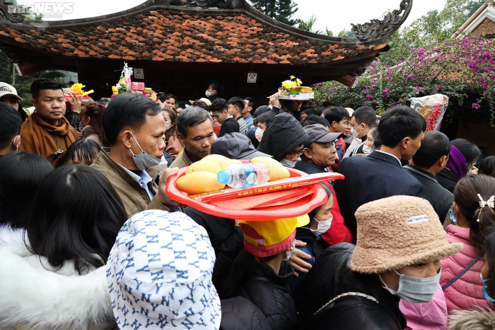 Hàng chục  nghìn du khách đội mưa rét trẩy hội chùa Hương ngày đầu năm - 6