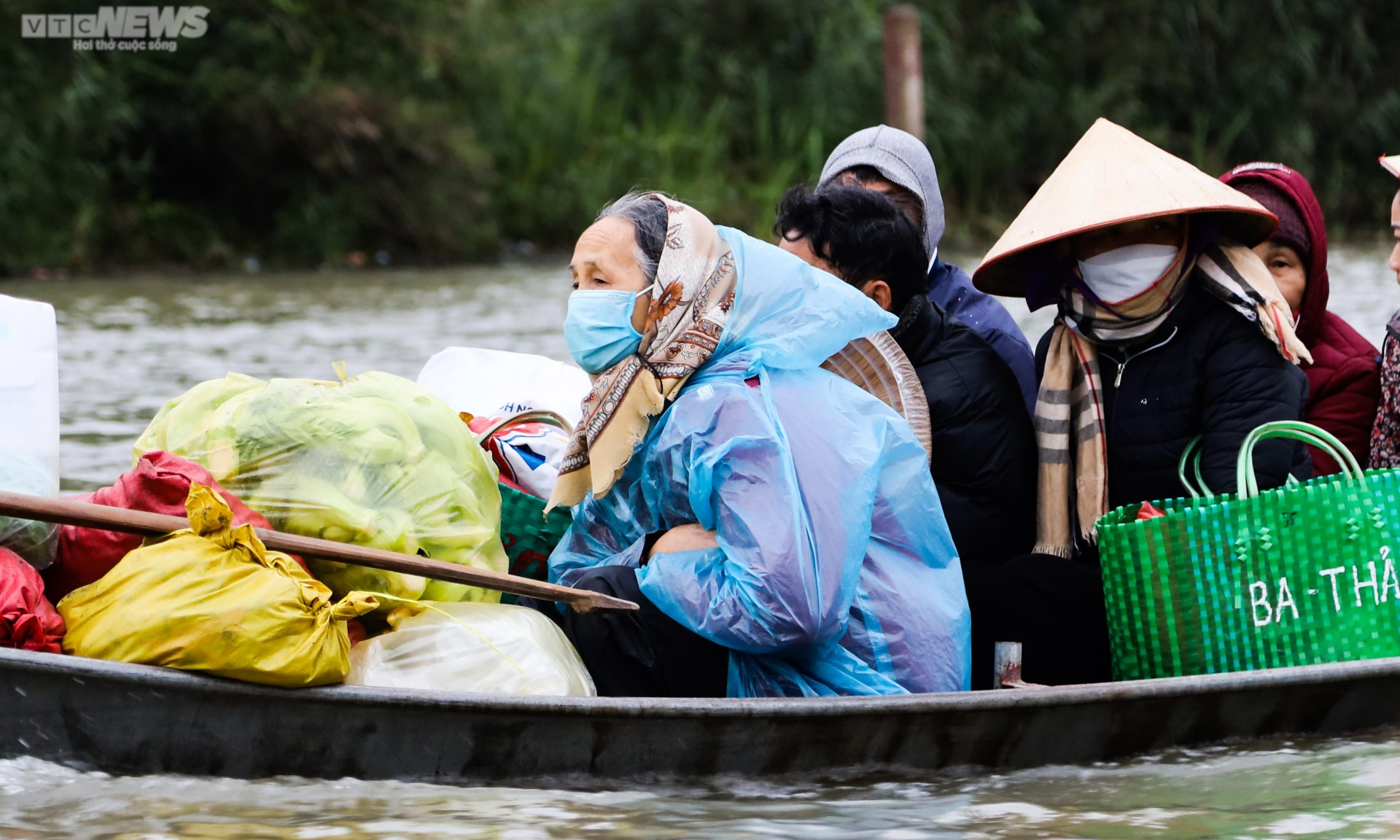 Hàng chục  nghìn du khách đội mưa rét trẩy hội chùa Hương ngày đầu năm - 2