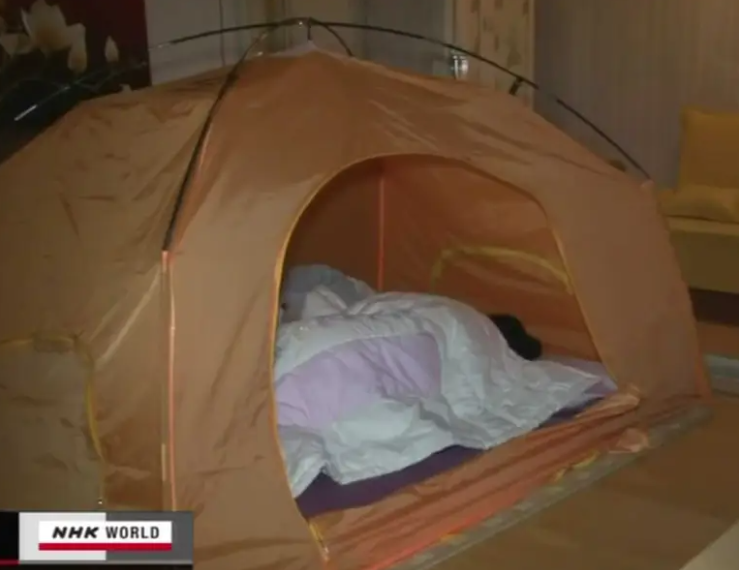 Người Hàn Quốc đặt lều trong phòng ngủ để đối phó giá gas tăng cao - 1