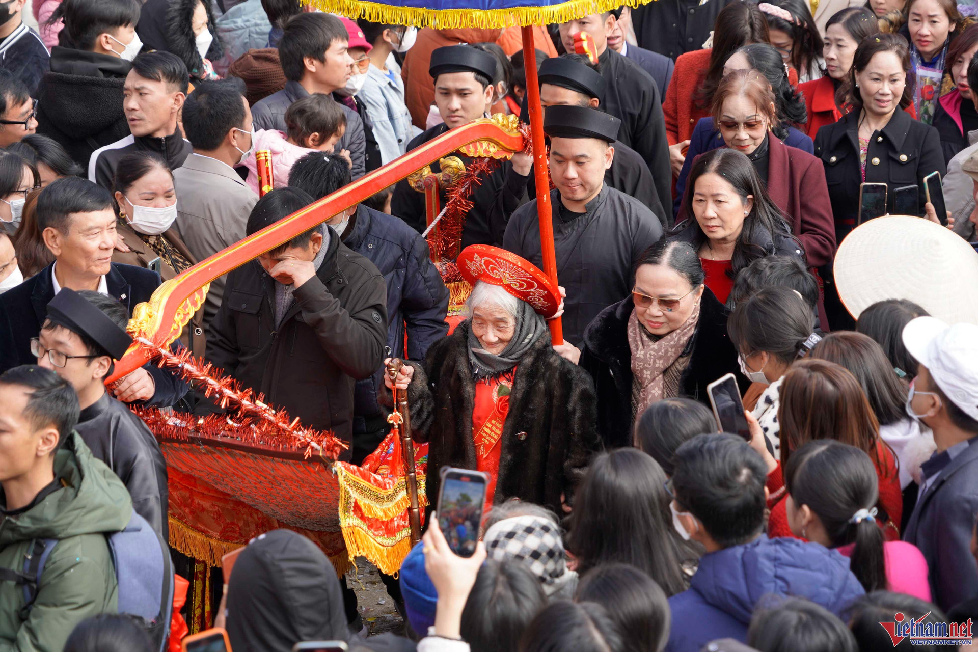 Các cụ thượng thọ được rước bằng võng đào lên miếu Tiên Công lễ tổ ở Quảng Ninh - 2