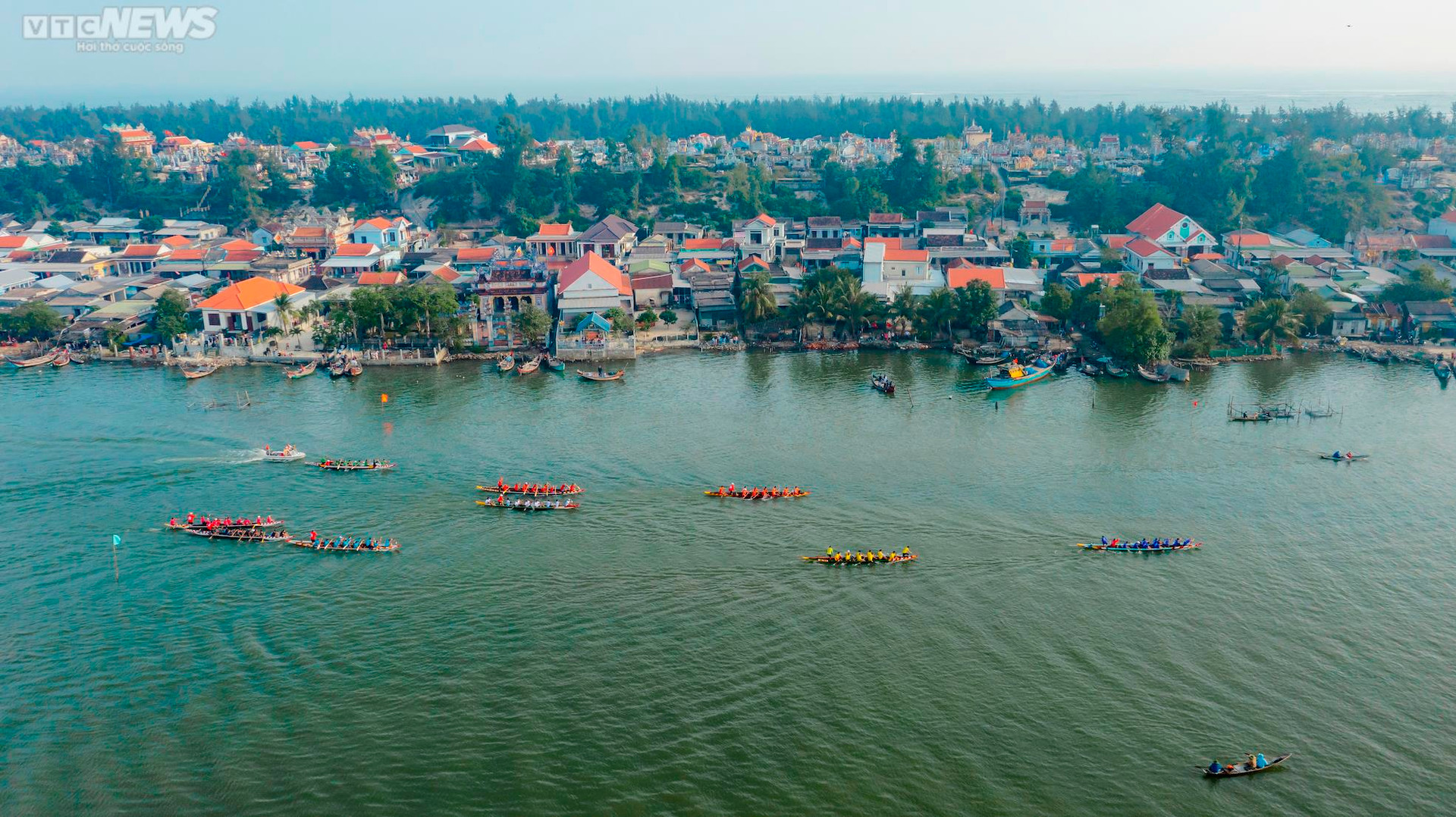 Trai tráng tranh tài đua thuyền ở lễ hội Cầu ngư lâu đời nhất cố đô Huế - 9