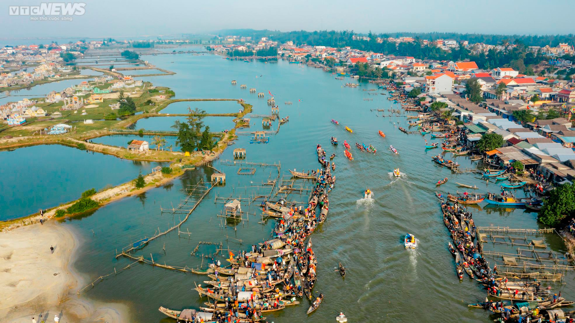 Trai tráng tranh tài đua thuyền ở lễ hội Cầu ngư lâu đời nhất cố đô Huế - 11