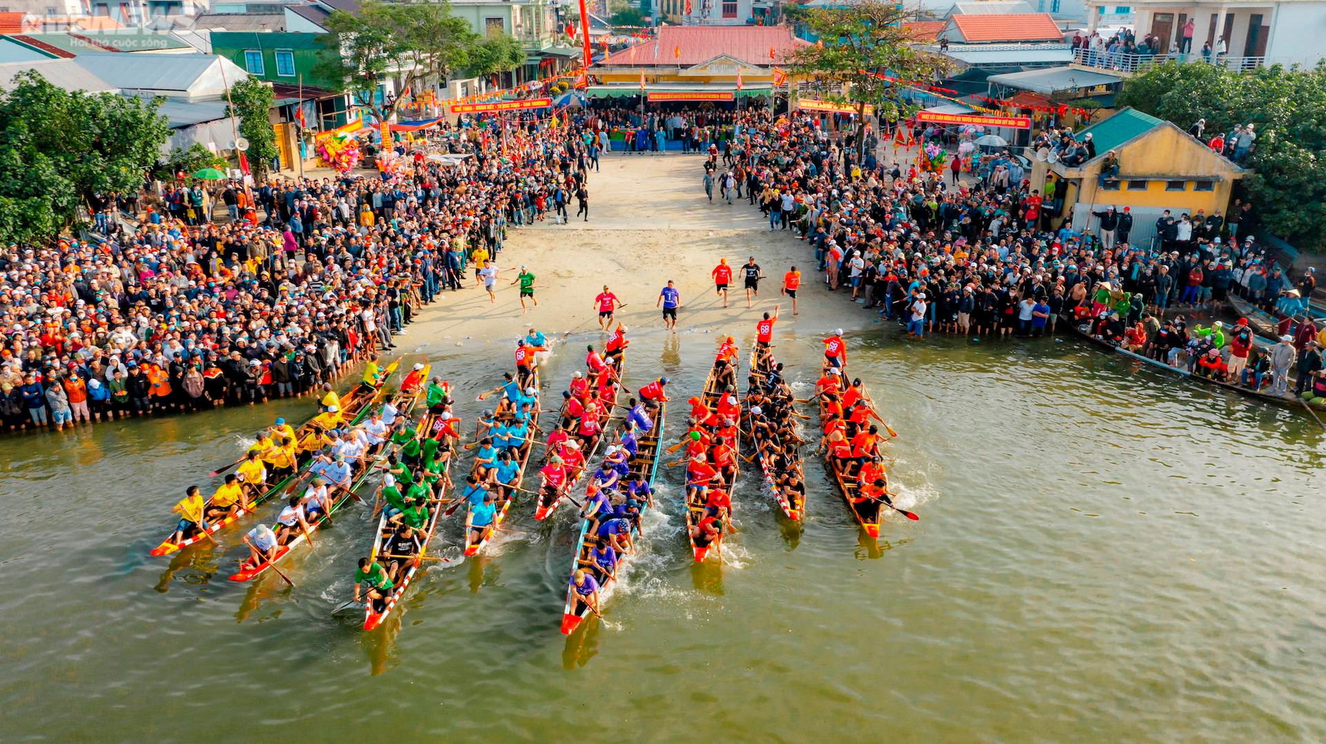 Trai tráng tranh tài đua thuyền ở lễ hội Cầu ngư lâu đời nhất cố đô Huế - 8