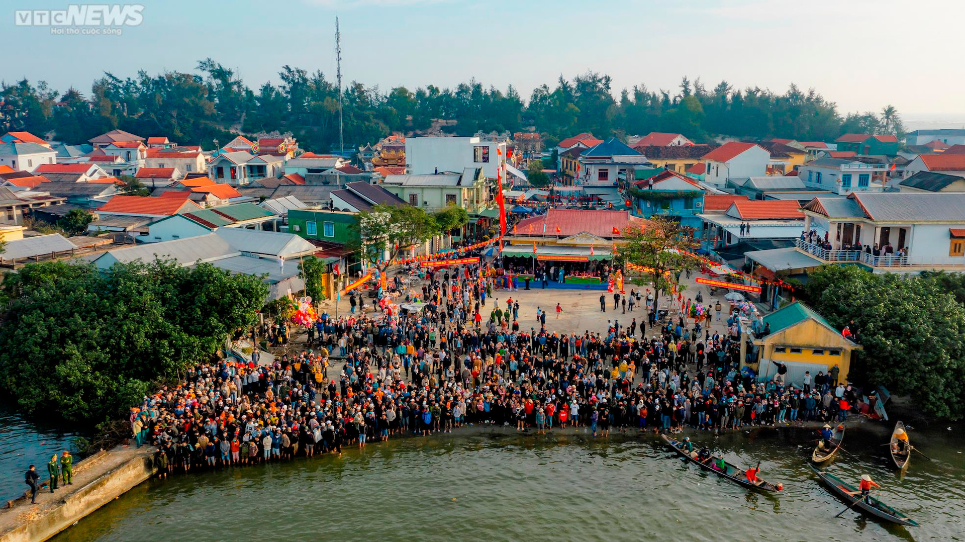 Trai tráng tranh tài đua thuyền ở lễ hội Cầu ngư lâu đời nhất cố đô Huế - 2