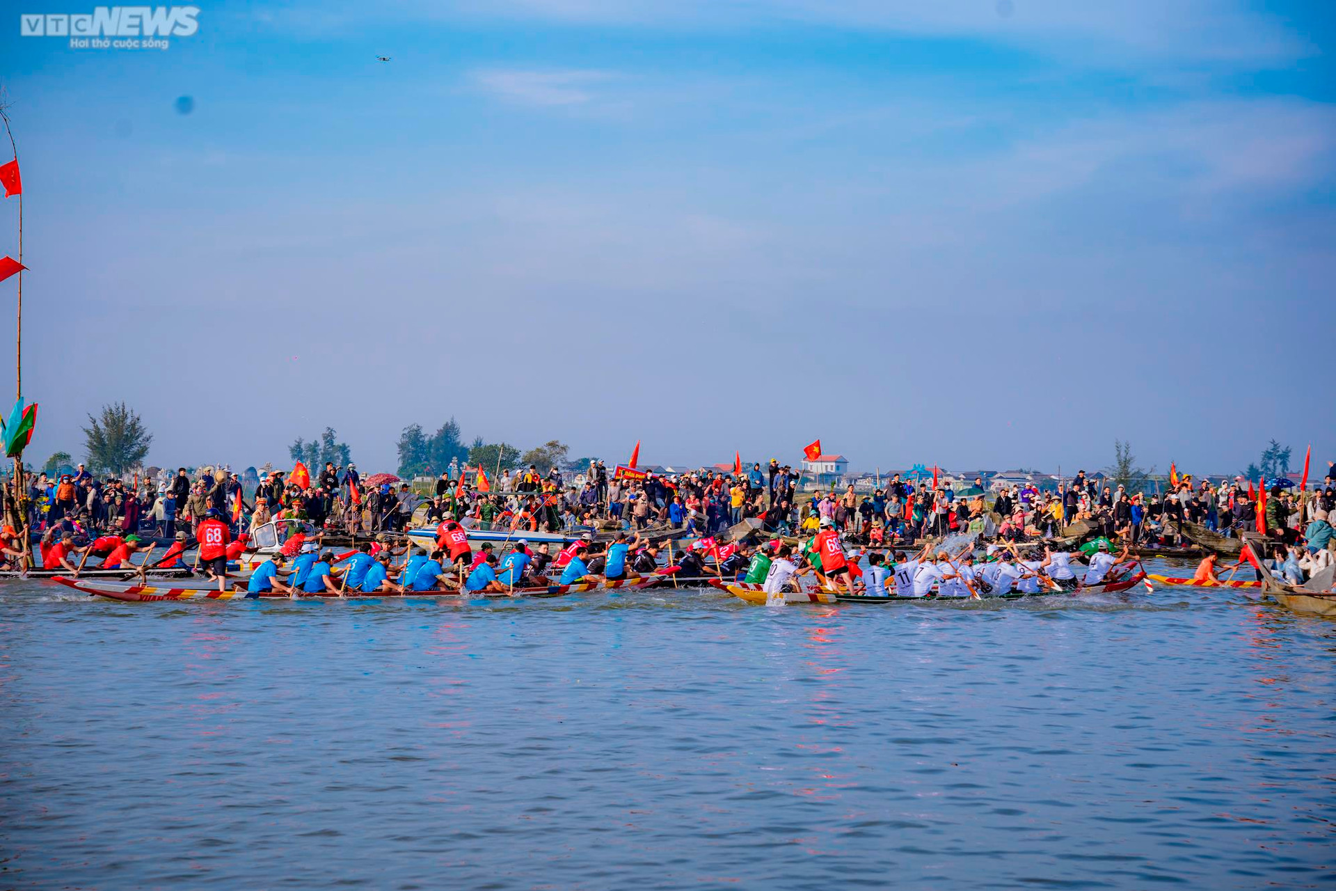Trai tráng tranh tài đua thuyền ở lễ hội Cầu ngư lâu đời nhất cố đô Huế - 13
