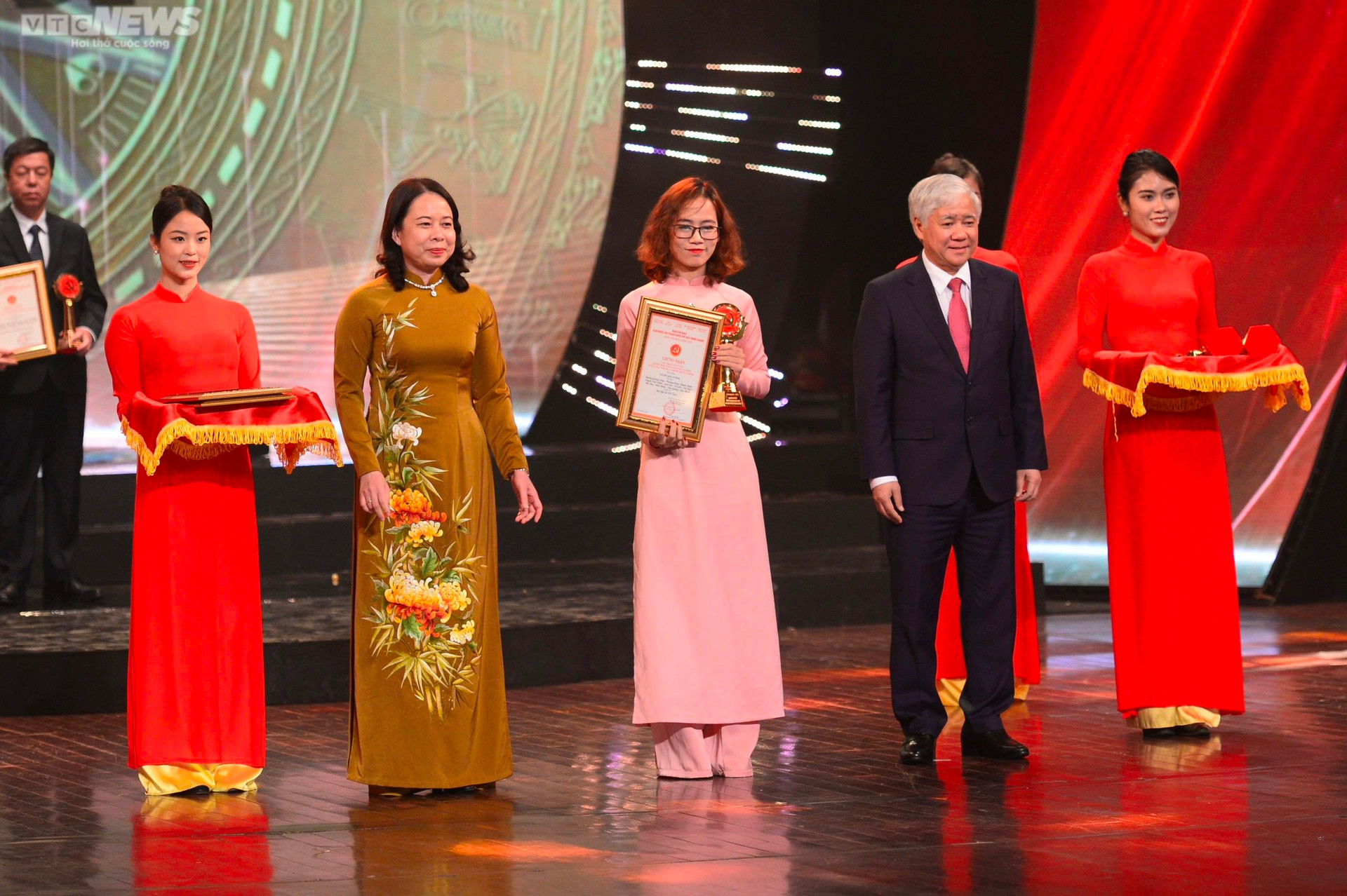 Báo điện tử VTC News đoạt giải chuyên đề xuất sắc Giải Búa liềm vàng lần thứ VII - 1