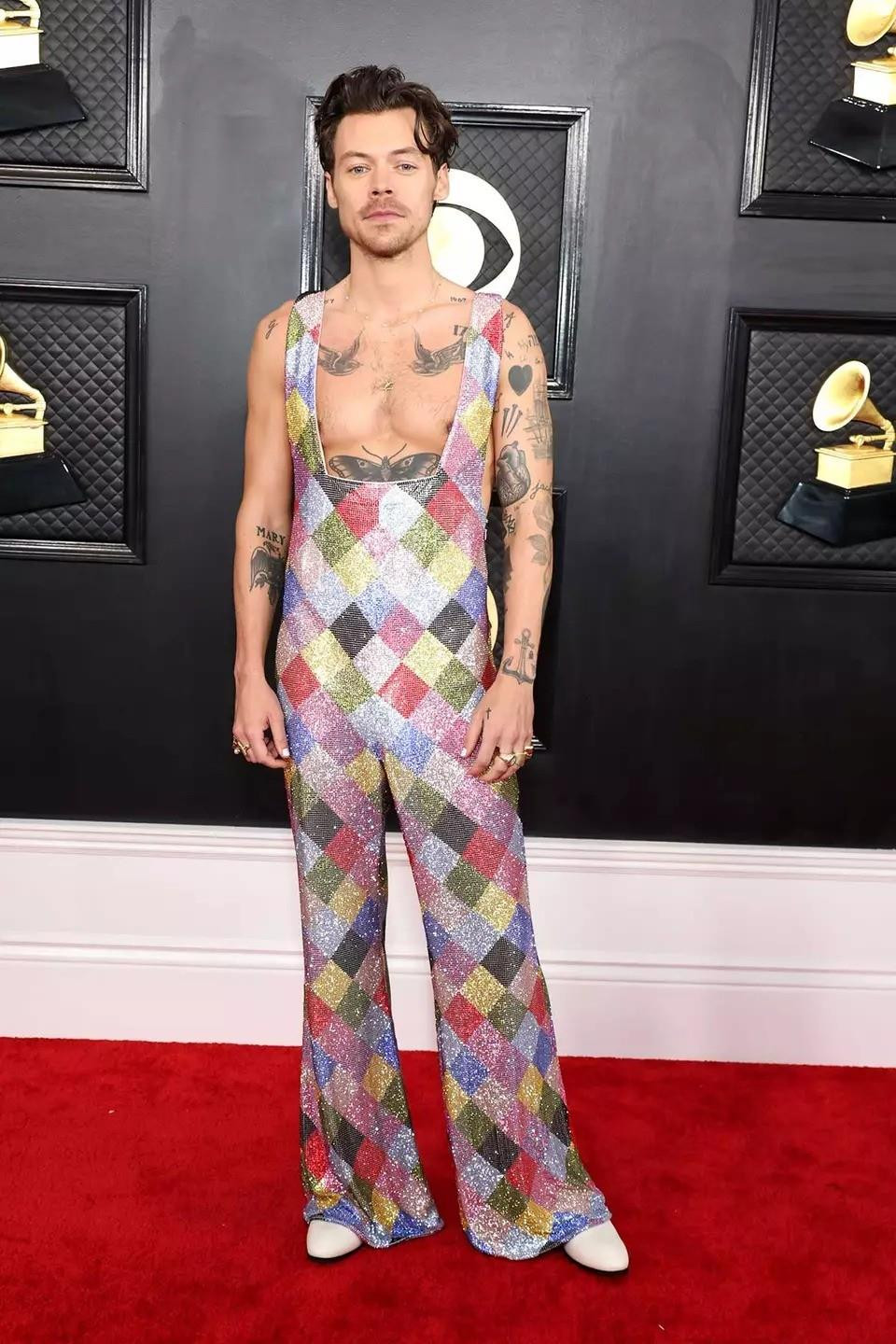 Những bộ váy xấu đến mức thảm họa trên thảm đỏ Grammy 2023 - 11