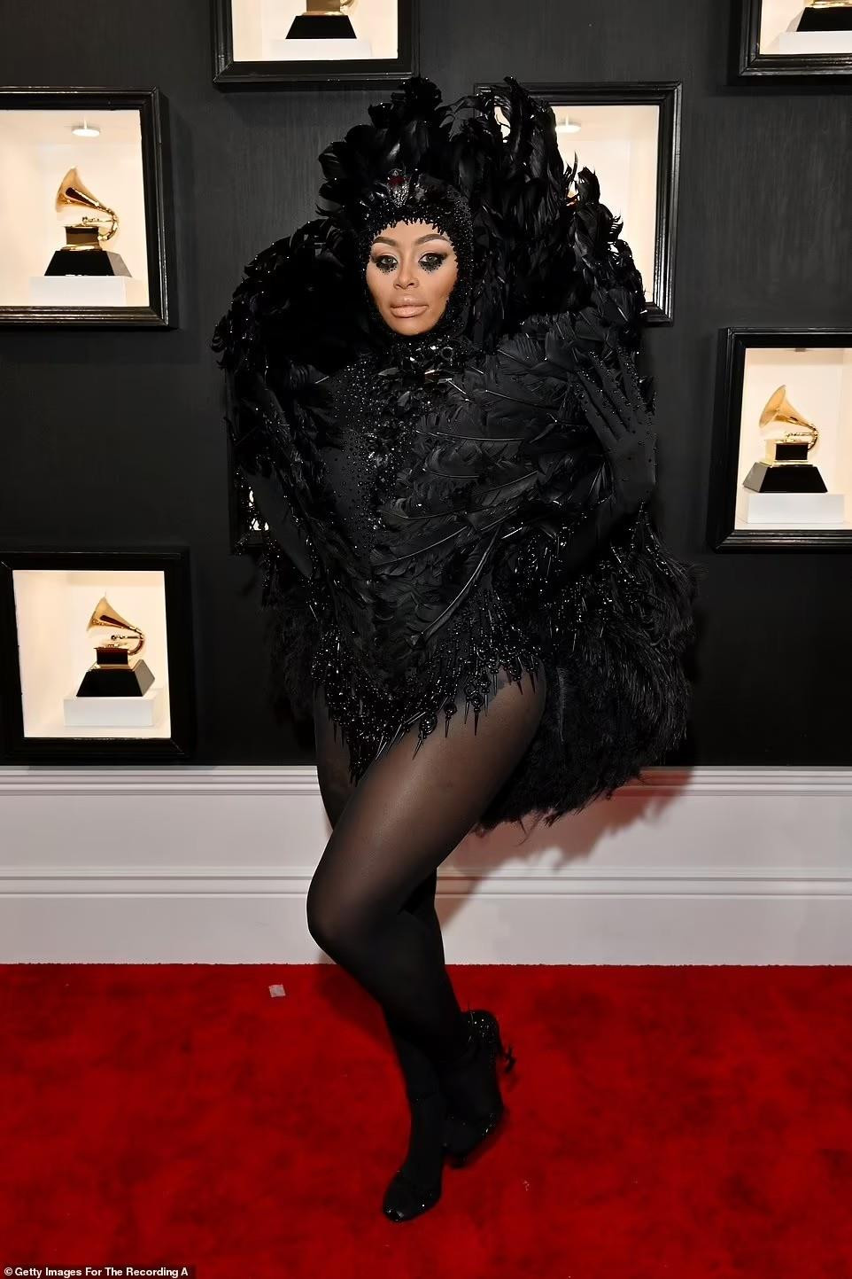 Những bộ váy xấu đến mức thảm họa trên thảm đỏ Grammy 2023 - 2