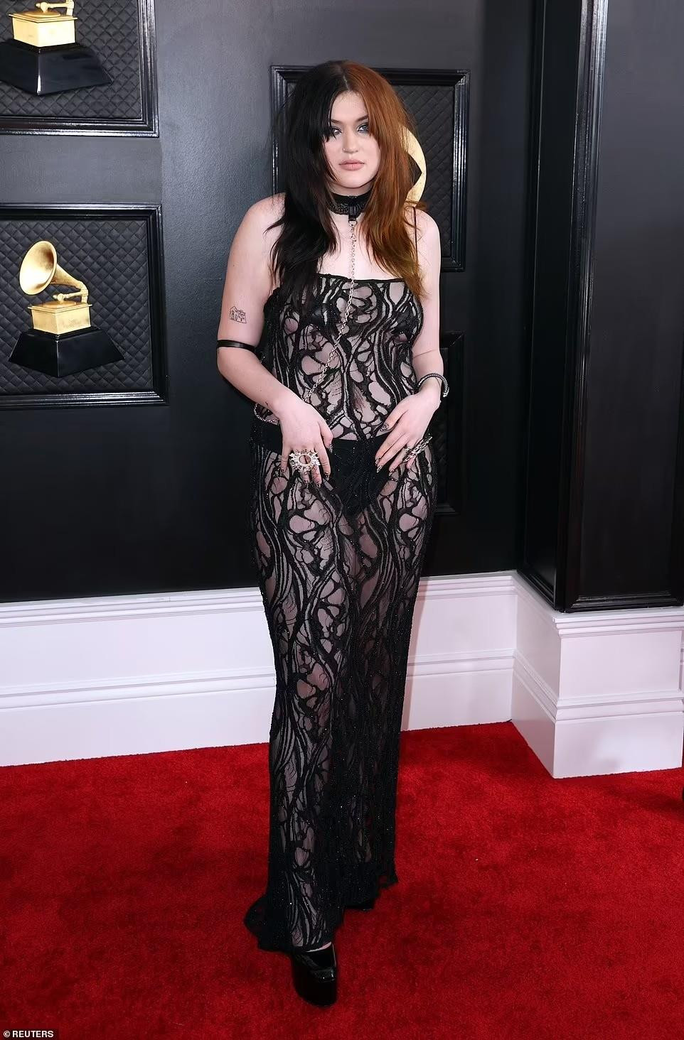 Những bộ váy xấu đến mức thảm họa trên thảm đỏ Grammy 2023 - 3