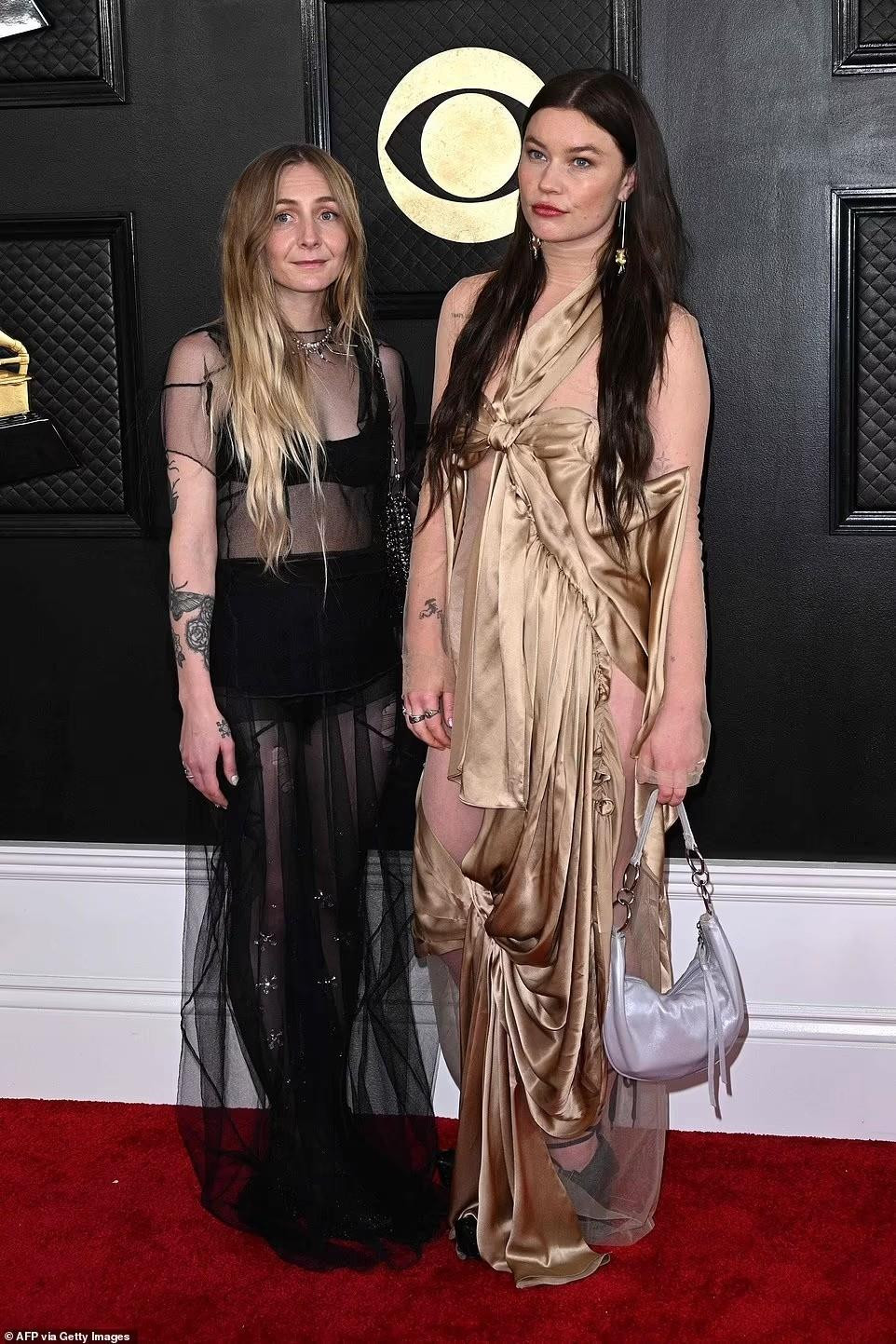 Những bộ váy xấu đến mức thảm họa trên thảm đỏ Grammy 2023 - 7
