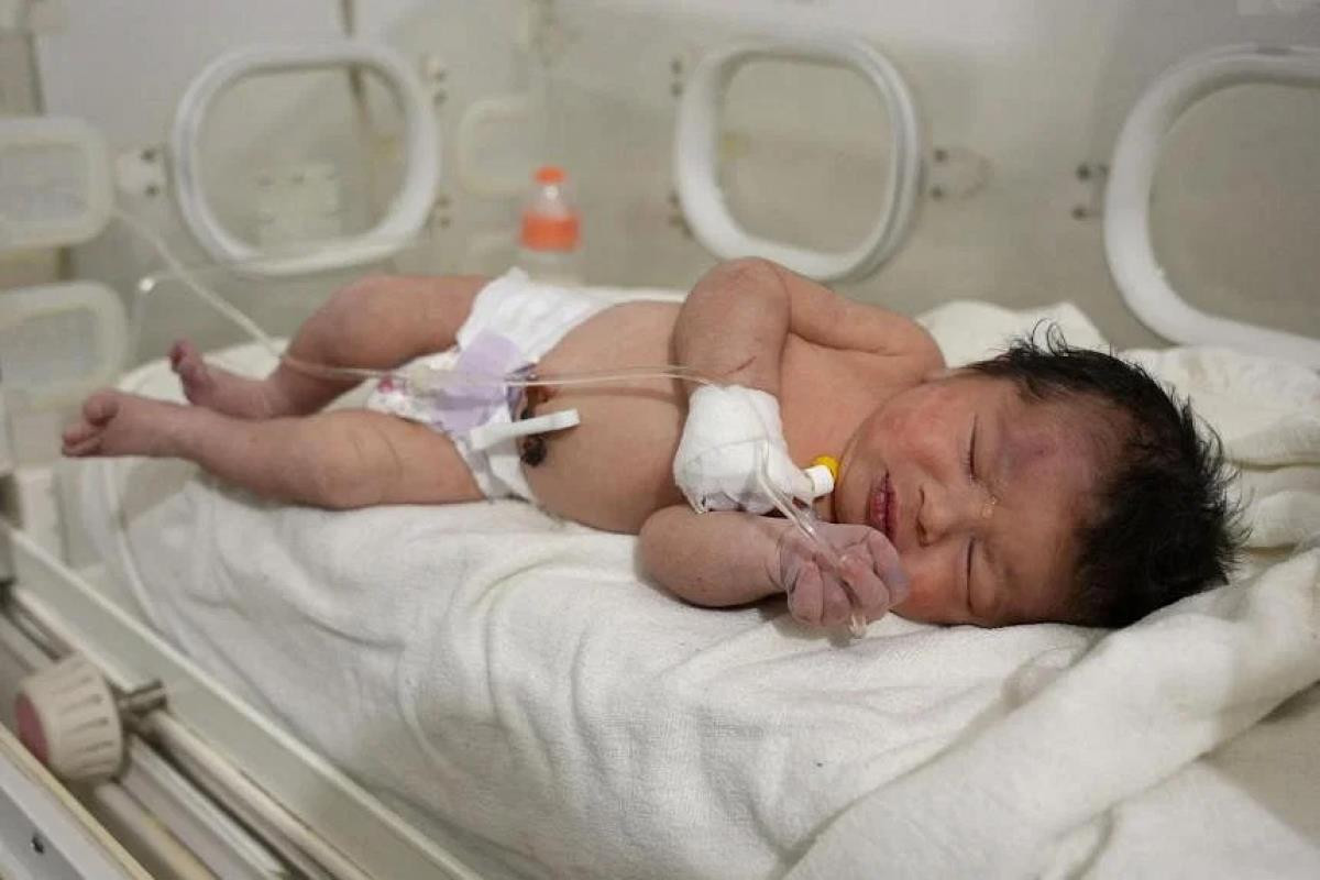 Nhờ tiếng khóc, bé gái sơ sinh được cứu khỏi đống đổ nát động đất ở Syria - 1